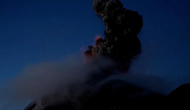 Guatemala'da Fuego Yanardağı canlı yayında patladı