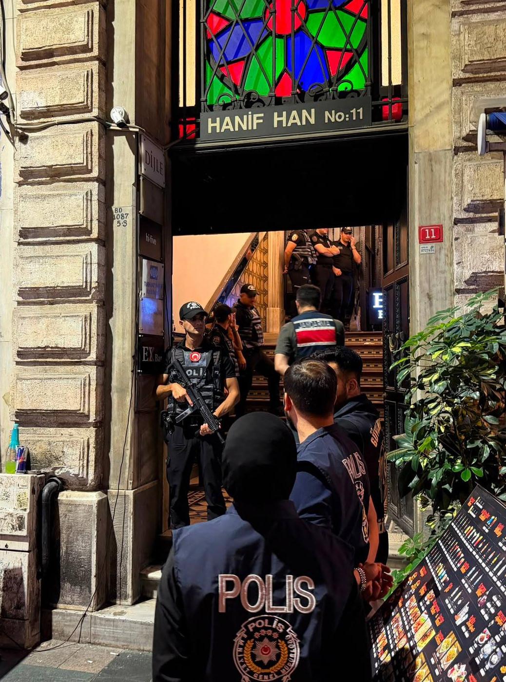 İstanbul Cumhuriyet Başsavcılığı koordinesinde yürütülen soruşturma kapsamında İstanbul merkezli düzenlenen ve 6 LGBTİ+ derneğini de kapsayan 'Ailem Güvende' operasyonunda şüpheliler gözaltına alındı.