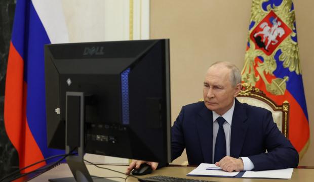 Kremlin'de online se&ccedil;im! Putin, oyunu uzaktan kullandı