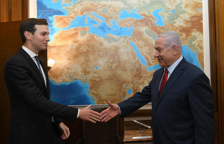 ABD Başkanı Donald Trump'ın Özel Temsilcisi ve damadı Jared Kushner, İsrail Başbakanı Binyamin Netanyahu ile tokalaşıyor.