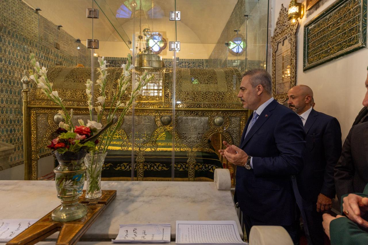 Dışişleri Bakanı Hakan Fidan'ın Şam’da Muhyiddin İbnü’l-Arabi Camii ve Türbesi’ni ziyaretinden bir görsel.