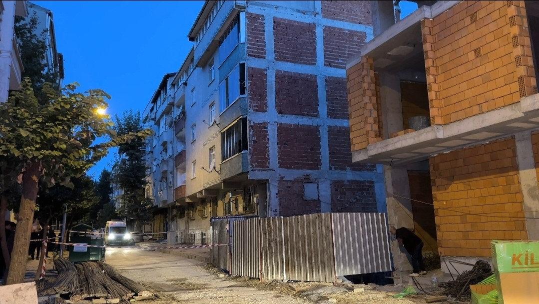 ltangazi’de duvarlarında çatlaklar oluşan iki apartman tedbiren tahliye edildi.