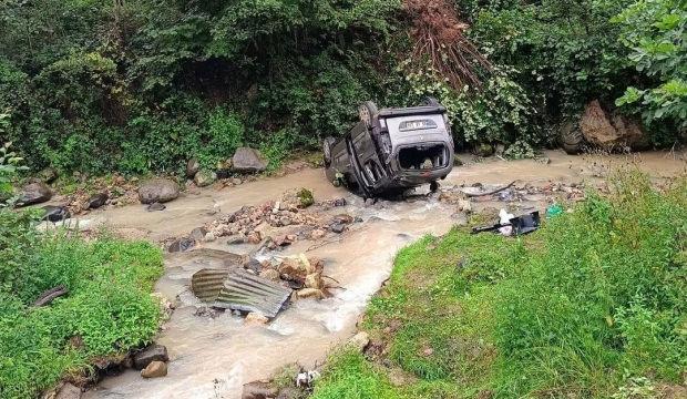 Hafif ticari ara&ccedil; dereye yuvarlandı: 3'&uuml; ağır, 5 yaralı