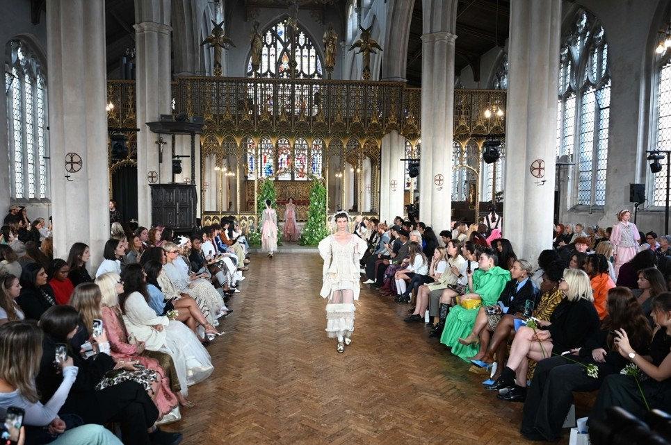 Londra Moda Haftasında Gaziantep'in nakış işleri podyuma çıktı.