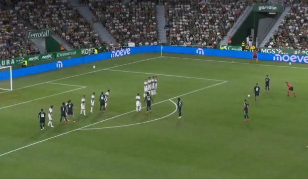 Arda G&uuml;ler'den serbest vuruşta enfes gol! T&uuml;m stat ayağa kalktı