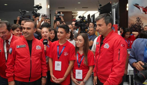 Bakan Kacır ile Sel&ccedil;uk Bayraktar, TEKNOFEST yarışma alanında &ouml;ğrencilerle buluştu