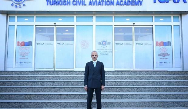 Bakan Uraloğlu, havacılıkta s&uuml;rd&uuml;r&uuml;lebilir yakıt hedeflerini a&ccedil;ıkladı