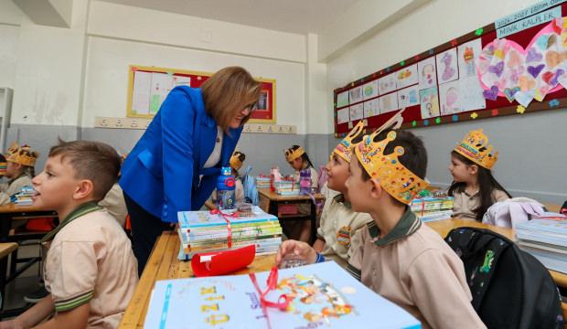 Başkan Şahin, ilk ders zilinde &ouml;ğrencileri yalnız bırakmadı 