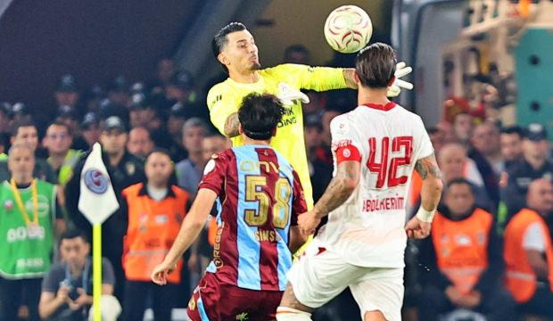 Galatasaraylı yıldız, taraftardan &ouml;z&uuml;r diledi: Utan&ccedil; verici bir skor