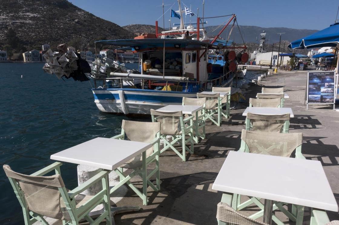 Meis Adası'nda bir tekne ve restoran