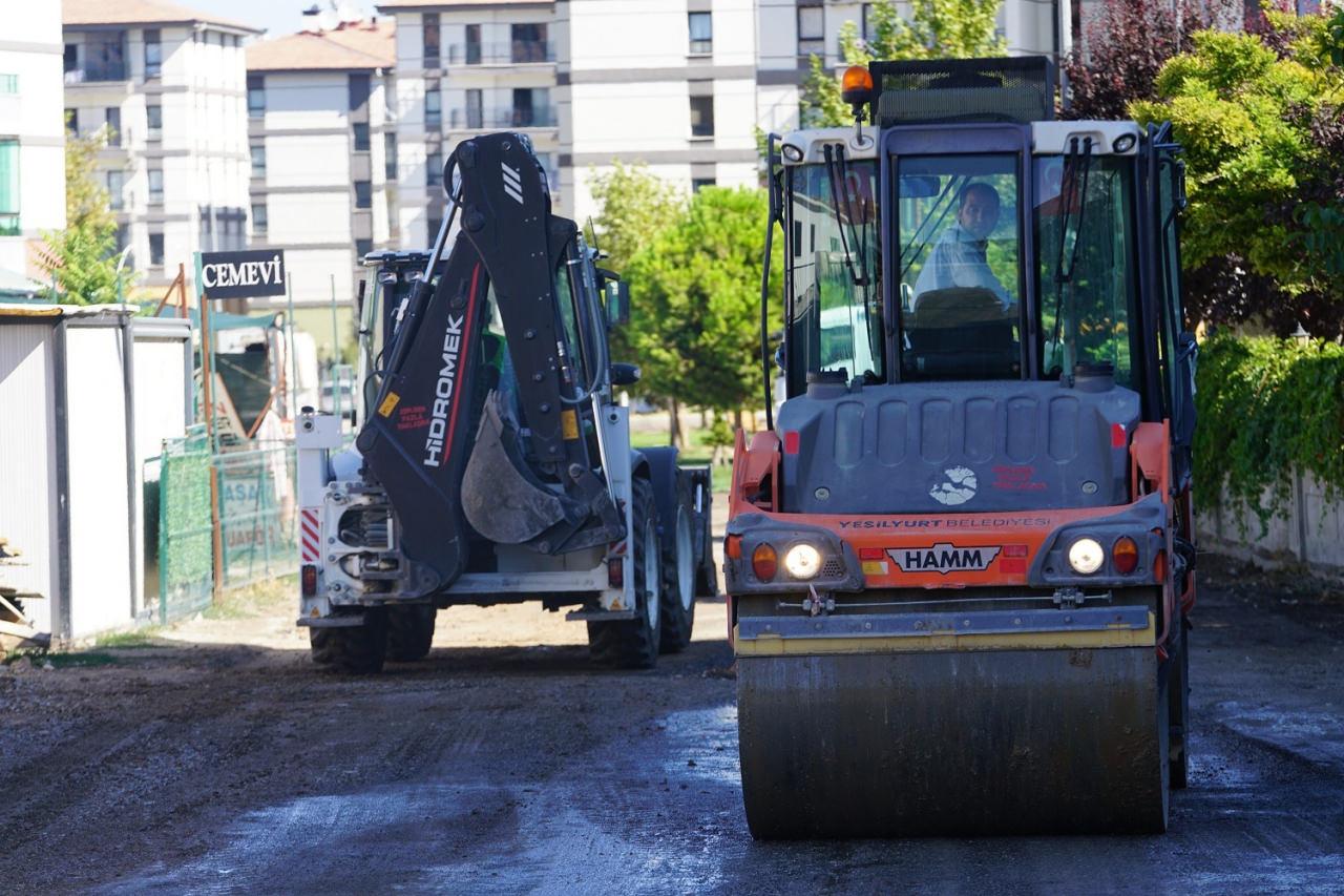Yeşilyurt'ta yapılan yol çalışmaları.