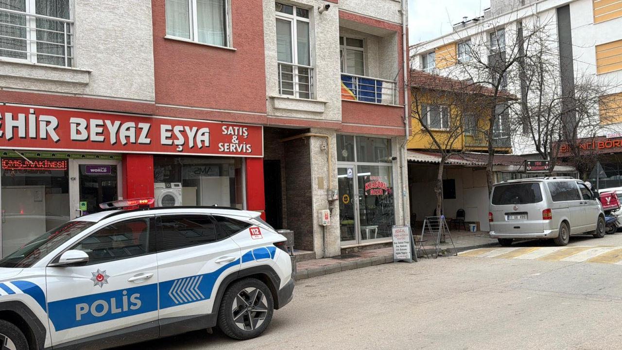 Bıçakla yaralama olayının yaşandığı ve cinayetle biten olayın yaşandığı apartmanın dışarıdan görünümüm. 