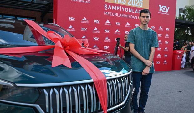 İmam Hatip okullarında yeni d&ouml;nem heyecanı! Sıfır kilometre otomobil hediye edildi