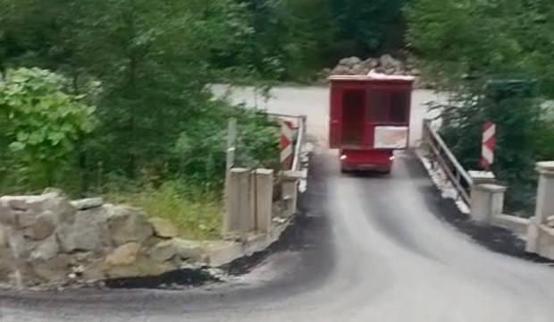 Karadeniz zekası sınır tanımadı: Dev konteyneri dik yama&ccedil;tan geri vitesle taşıdı