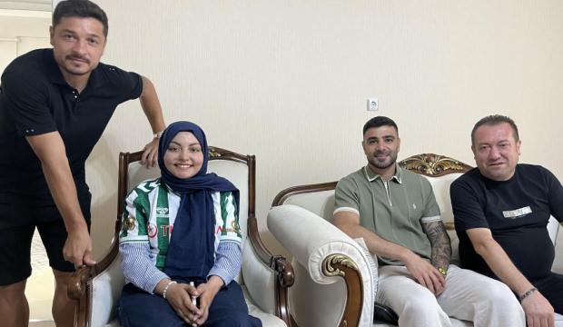 Konyaspor'un yıldızlarından kanser tedavisi g&ouml;ren taraftara ziyaret