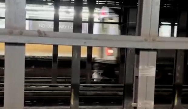 New york metrosunda dehşet anları: Arkadaşını kurtarmak isterken can verdi