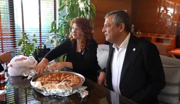 &Ouml;zg&uuml;r &Ouml;zel tepkiler artınca geri adım attı! &Ouml;nce kovdu sonra aynı sofrada buluştu