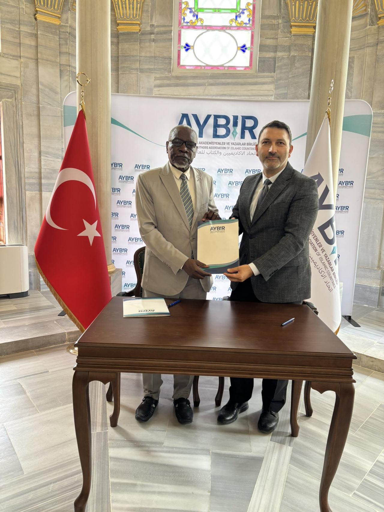 AYBİR Başkanı Prof. Dr. Ebubekir Ceylan ve , Sudan Kur'an-ı Kerim ve İslami İlimler Üniversitesi (UHQIS) Rektörü Prof. Dr. Muhyiddin Abdullah Hasan
