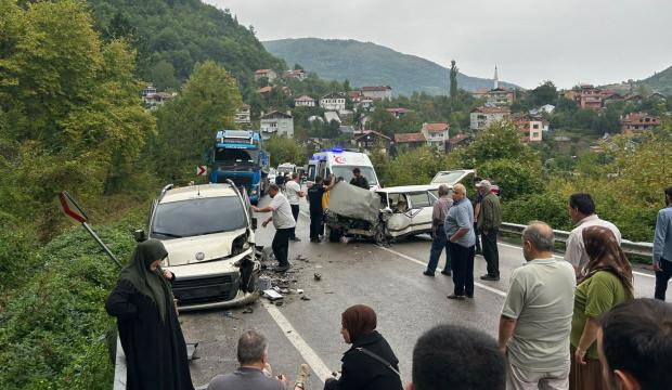 Otomobil ve hafif ticari ara&ccedil; &ccedil;arpıştı: 1'i bebek, 7 yaralı