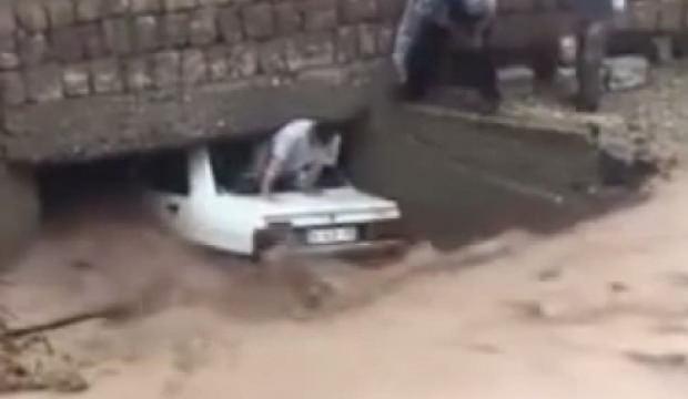 Sağanak yağışlar 4 ilimizde hayatı fel&ccedil; etti: Yollar g&ouml;le d&ouml;nd&uuml;, ara&ccedil;lar s&uuml;r&uuml;klendi