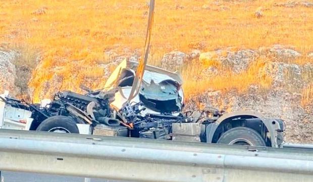 Şanlıurfa'da lastiği patlayan TIR &ouml;n&uuml;ndeki TIR&rsquo;a &ccedil;arptı: 1 &ouml;l&uuml;