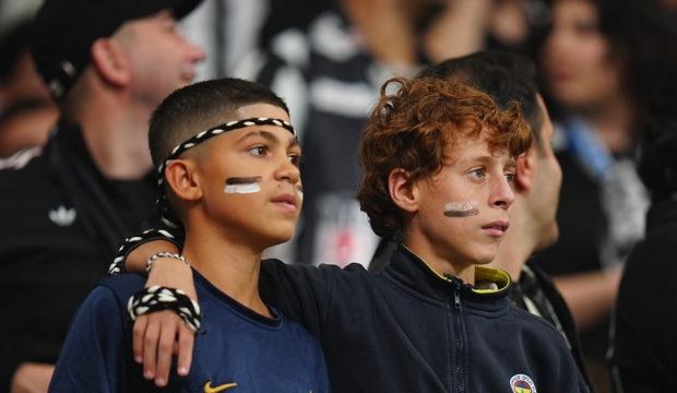 Sosyal medyada g&uuml;ndem oldu! Beşiktaş trib&uuml;n&uuml;nde Fenerbah&ccedil;eli &ccedil;ocuk
