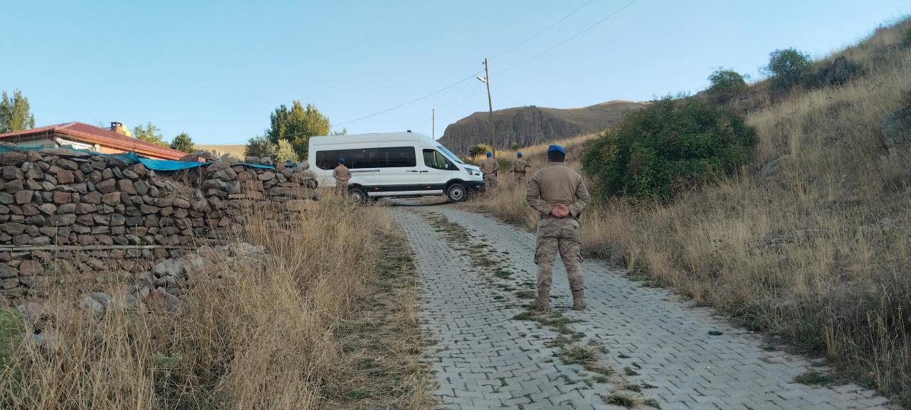 Jandarma Komando Timleri, köyde geniş güvenlik önlemi aldı.