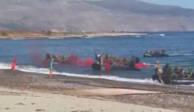 Yunan askerlerinden b&uuml;y&uuml;k fiyasko: Askeri tatbikatta denize d&ouml;k&uuml;ld&uuml;ler