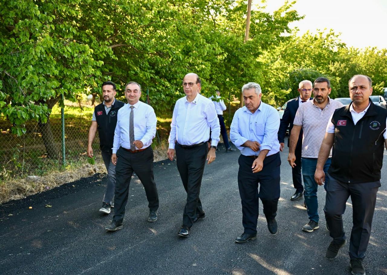 Malatya Yeşilyurt Belediye Başkanı Prof. Dr. İlhan Geçit çalışmaları inceliyor.