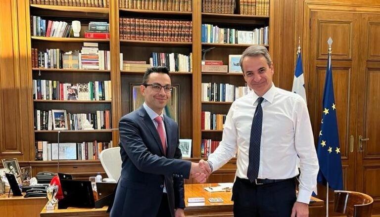 Profesör Sotiris Serbos (solda), Yunanistan Başbakanı Kiriakos Miçotakis ile birlikte.