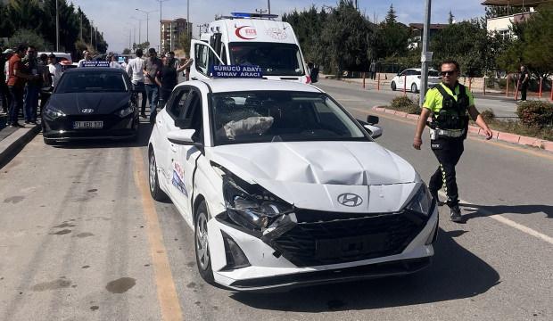 14 yaşındaki &ccedil;ocuğun kullandığı ara&ccedil; sınav aracına &ccedil;arptı: 4 yaralı