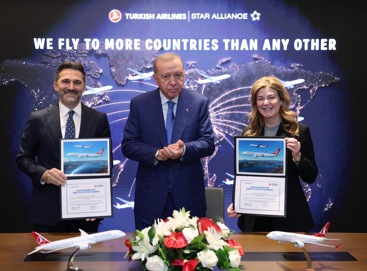 Recep Tayyip Erdoğan (ortada), Murat Şeker (solda), Stephanie Pope (sağda)
