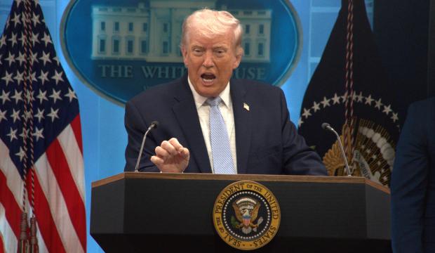 Trump'tan komşusuna g&ouml;&ccedil;men isyanı! 