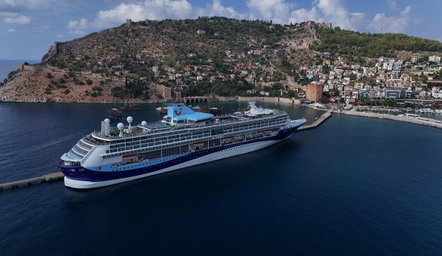 264 metrelik dev gemi Alanya'ya yanaştı! Bin 765 turist il&ccedil;eye akın etti