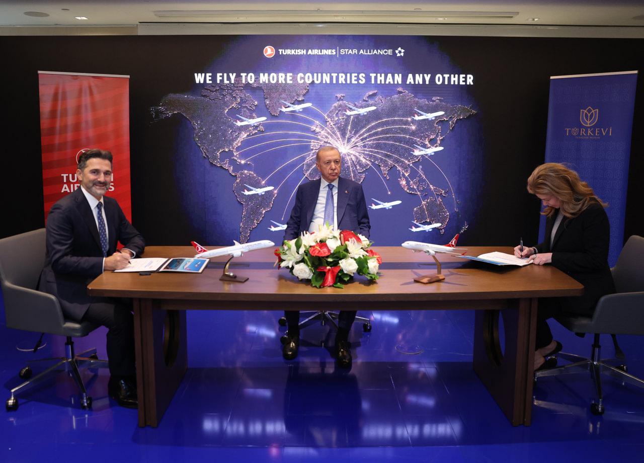 Recep Tayyip Erdoğan (ortada), Murat Şeker (solda), Stephanie Pope (sağda)