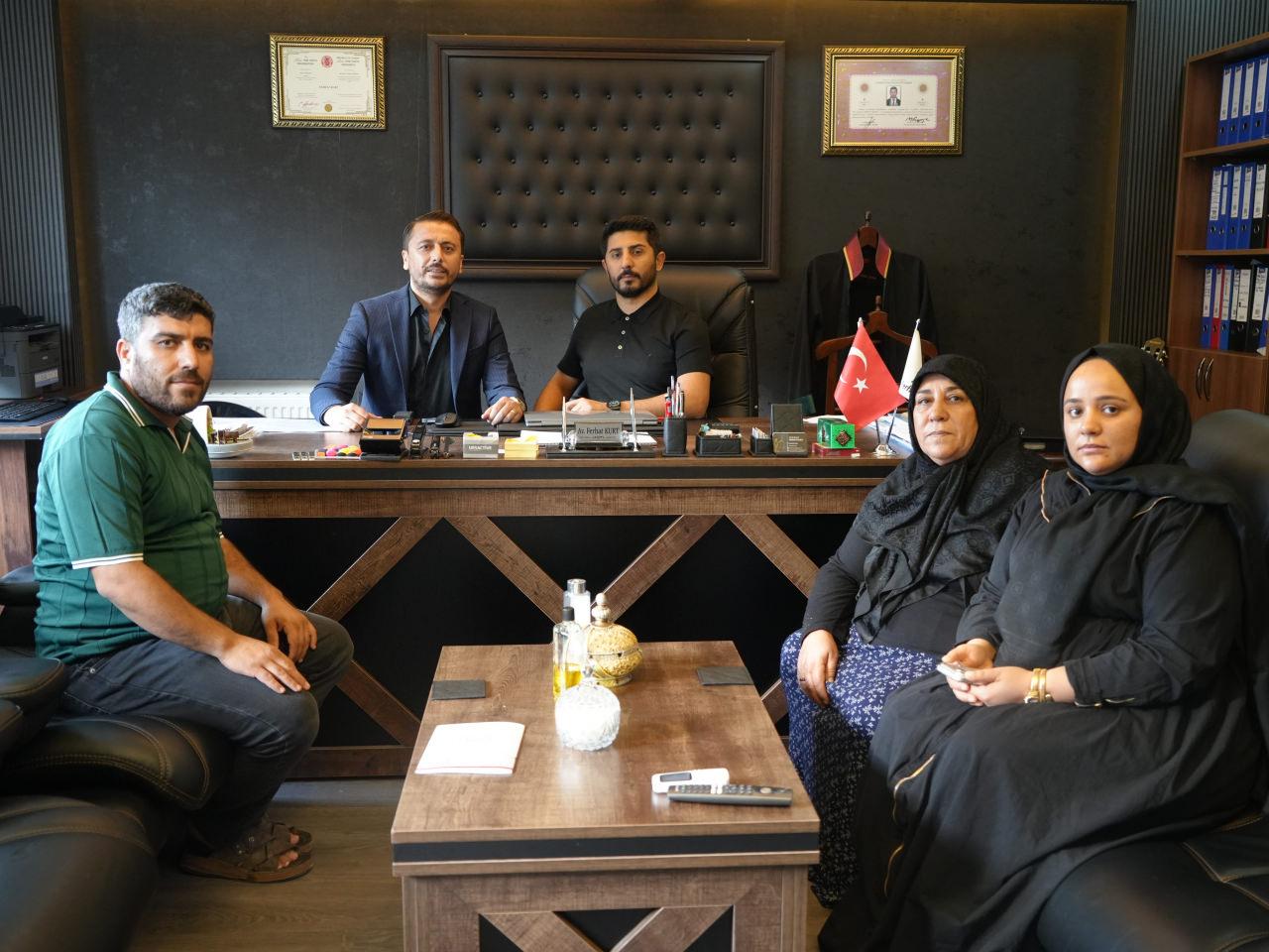 Baysal ailesi ve avukatları.