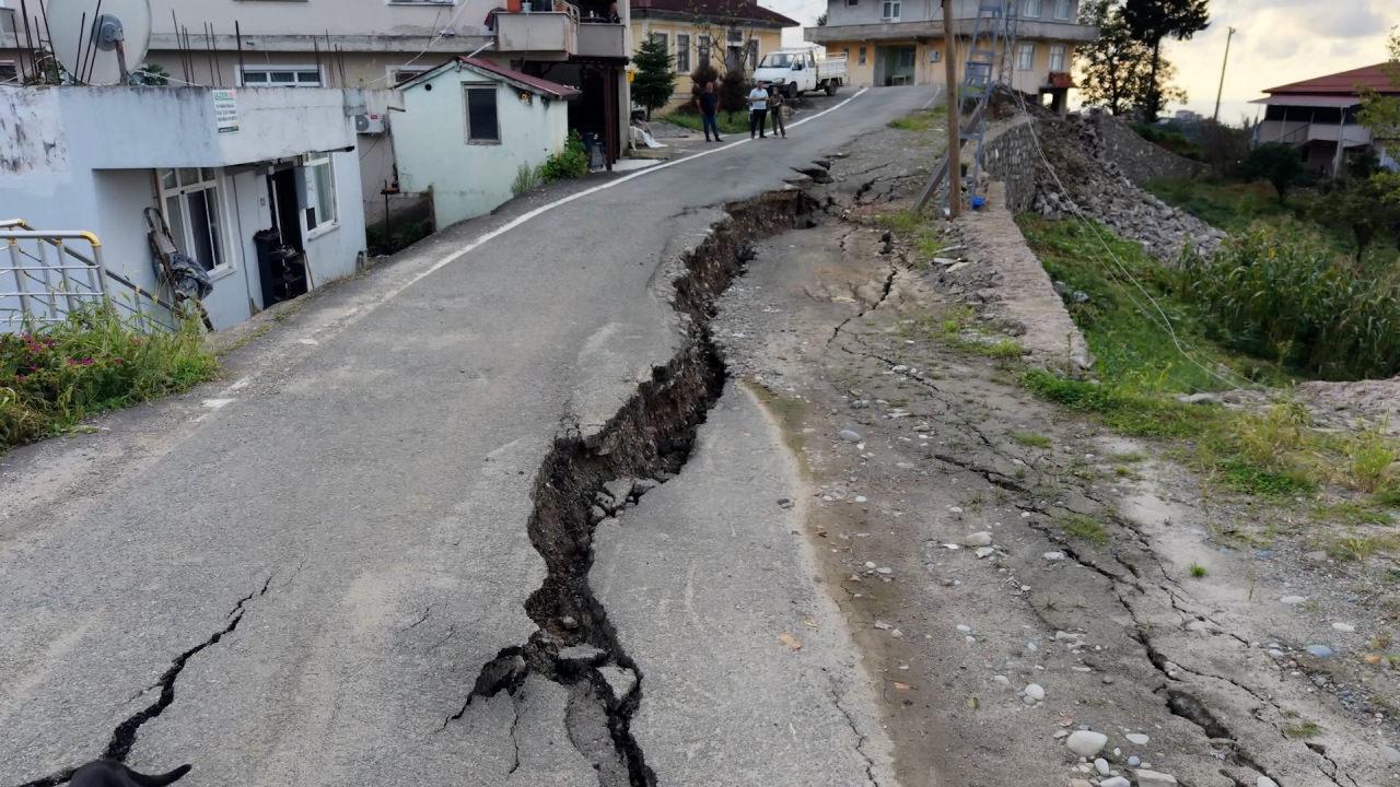 Rize'de sel sonrası çöken yollar. 
