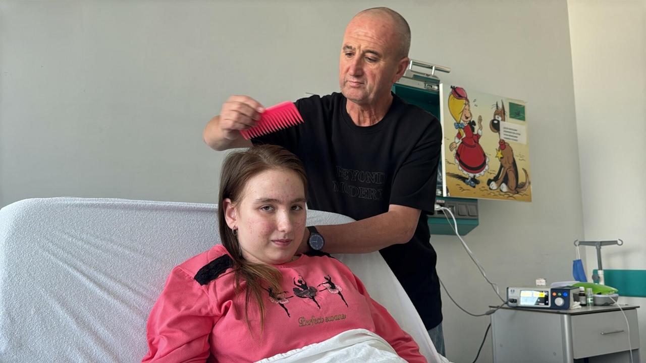 Almina Çakmak (15) ve babası Celal Çakmak