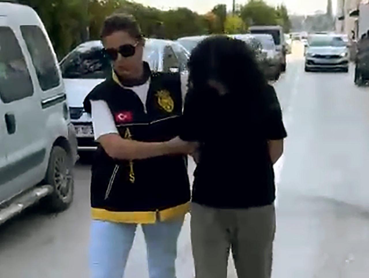  Ayşegül, uyandırdığı nişanlısını kendisine yumruk atınca bıçaklayarak öldürdü.