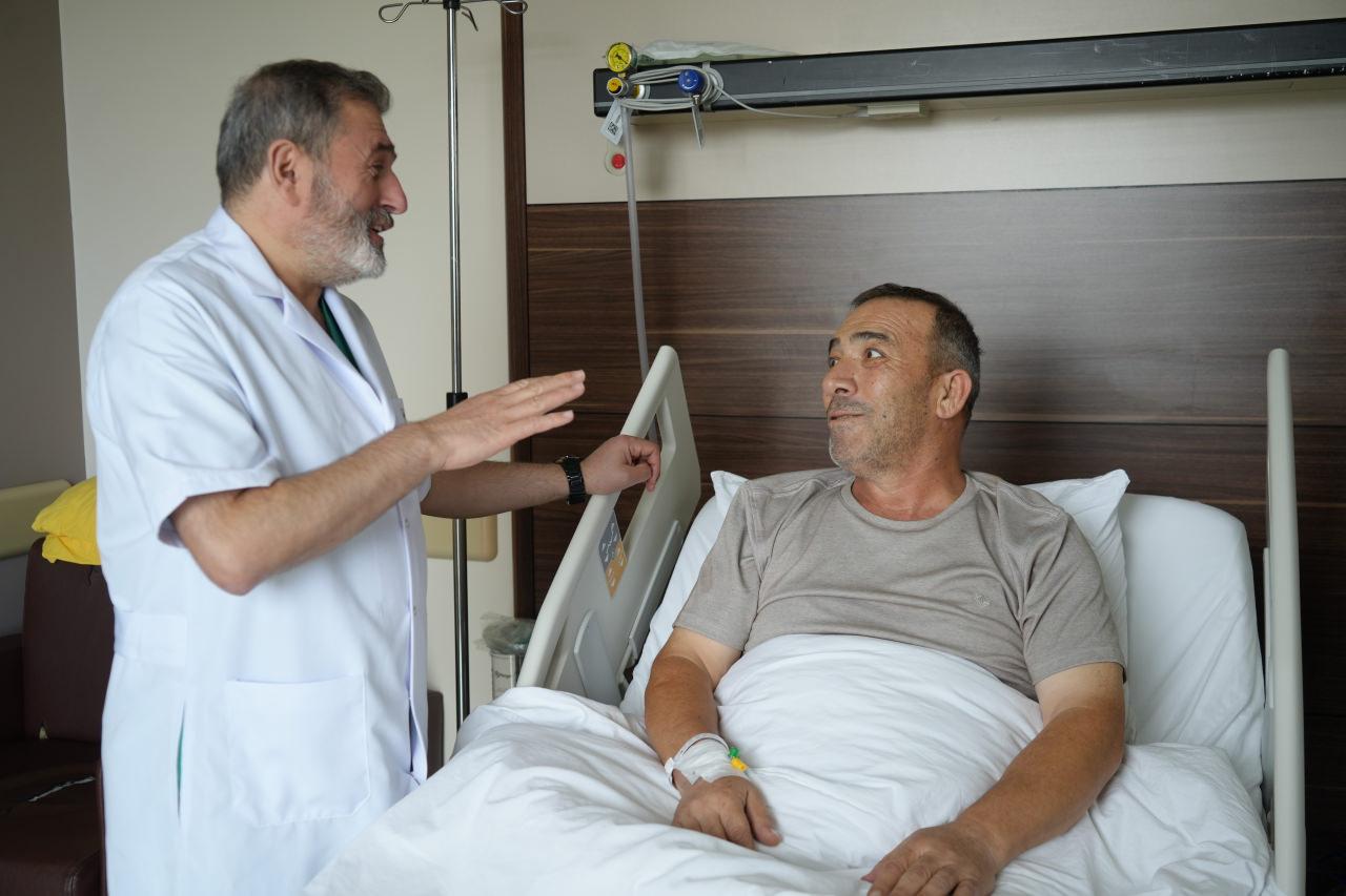 Muzaffer Uzunbacak ve doktoru.