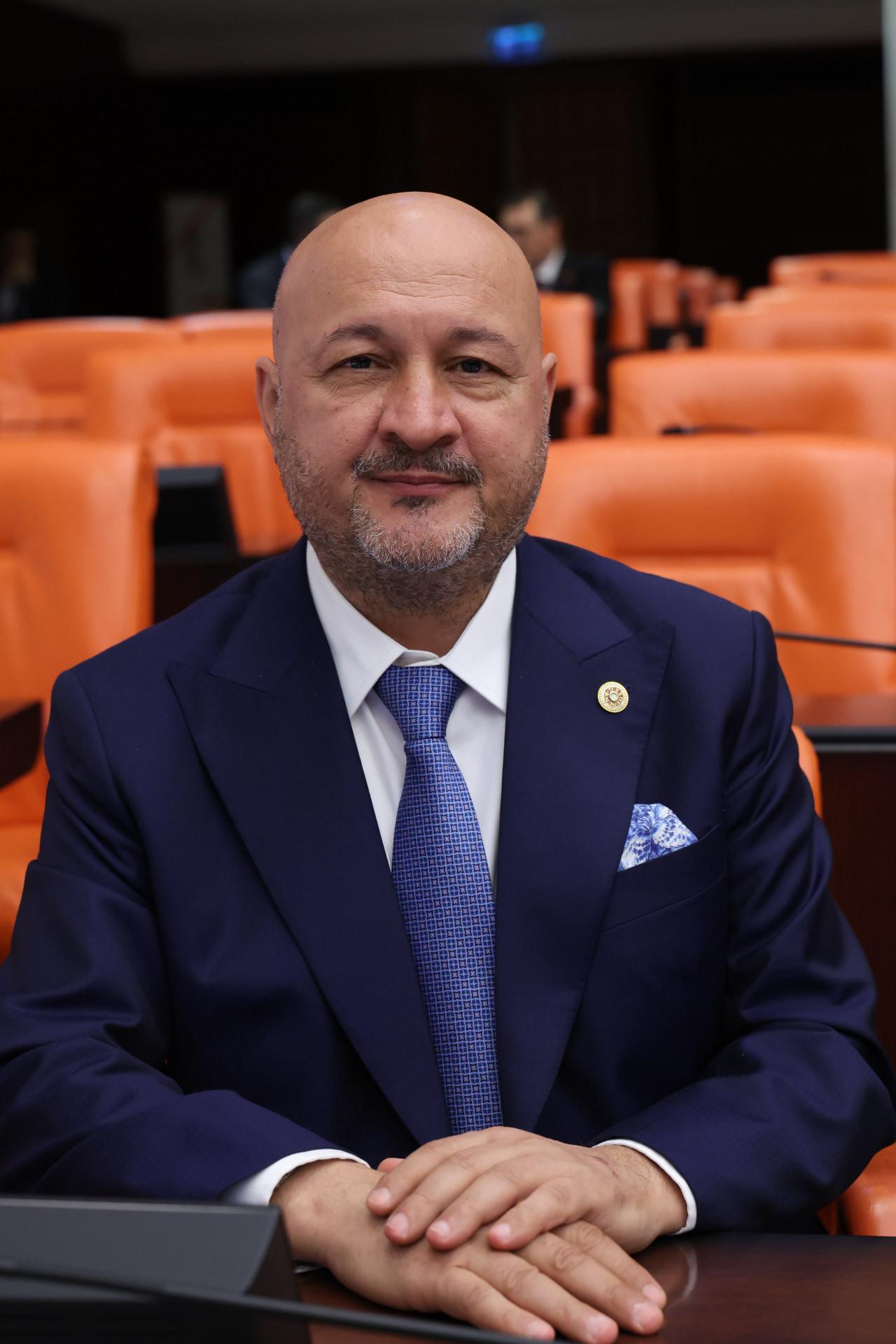 AK Parti Adıyaman Milletvekili, TBMM Plan ve Bütçe Komisyonu Üyesi, AK Parti Genel Merkez Sivil Toplum ve Halkla İlişkiler Başkan Yardımcısı Doç. Dr. Resul Kurt