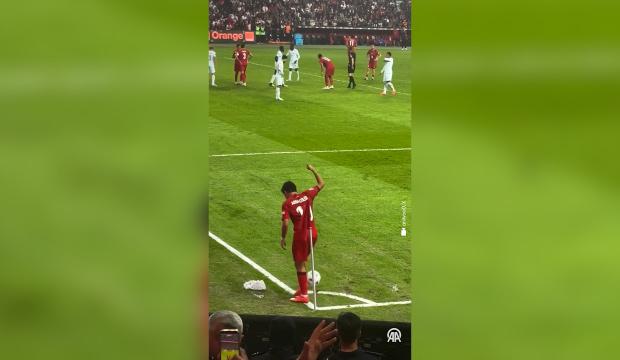 Arda G&uuml;ler su istedi, trib&uuml;nler hemen cevap verdi