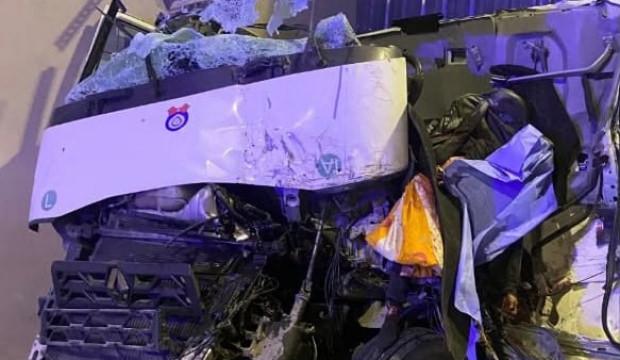 Artvin'de t&uuml;nelde zincirleme kaza; 1 &ouml;l&uuml;, 2 yaralı