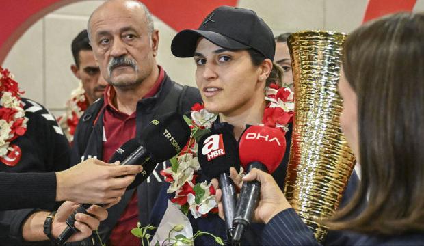 Avrupa'yı dize getirdiler! Şampiyon boks&ouml;rler yurda d&ouml;nd&uuml;