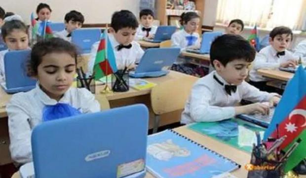 Azerbaycan'dan laiklik vurgulu okul kıyafeti d&uuml;zenlemesi