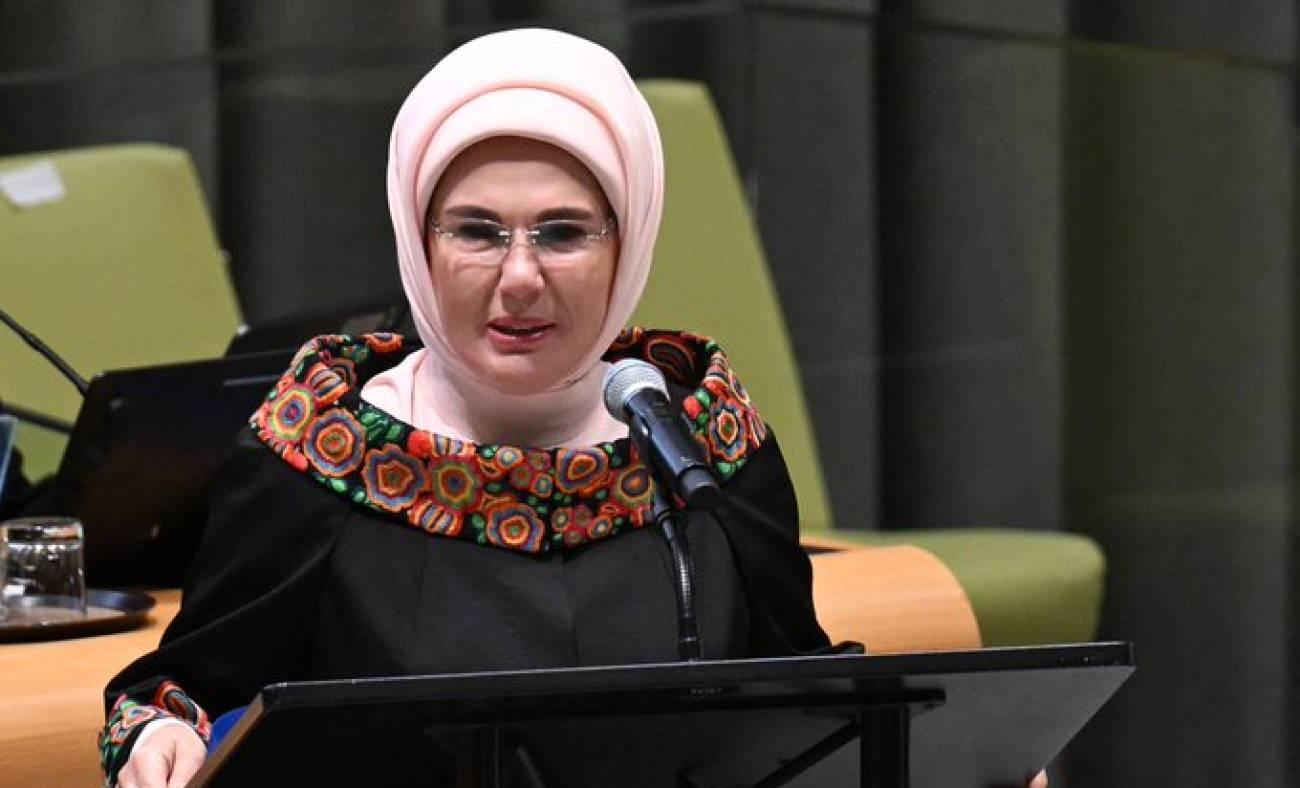 Emine Erdoğan'dan iklim krizine a&ccedil;ıklaması: Y&uuml;ksek D&uuml;zeyli Enerji D&ouml;n&uuml;ş&uuml;m&uuml; &Ccedil;&ouml;z&uuml;mlerinde konuştu