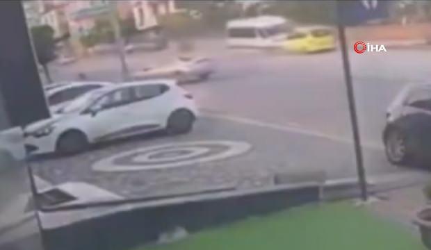 Freni patlayan minib&uuml;s taksiyi s&uuml;r&uuml;kledi