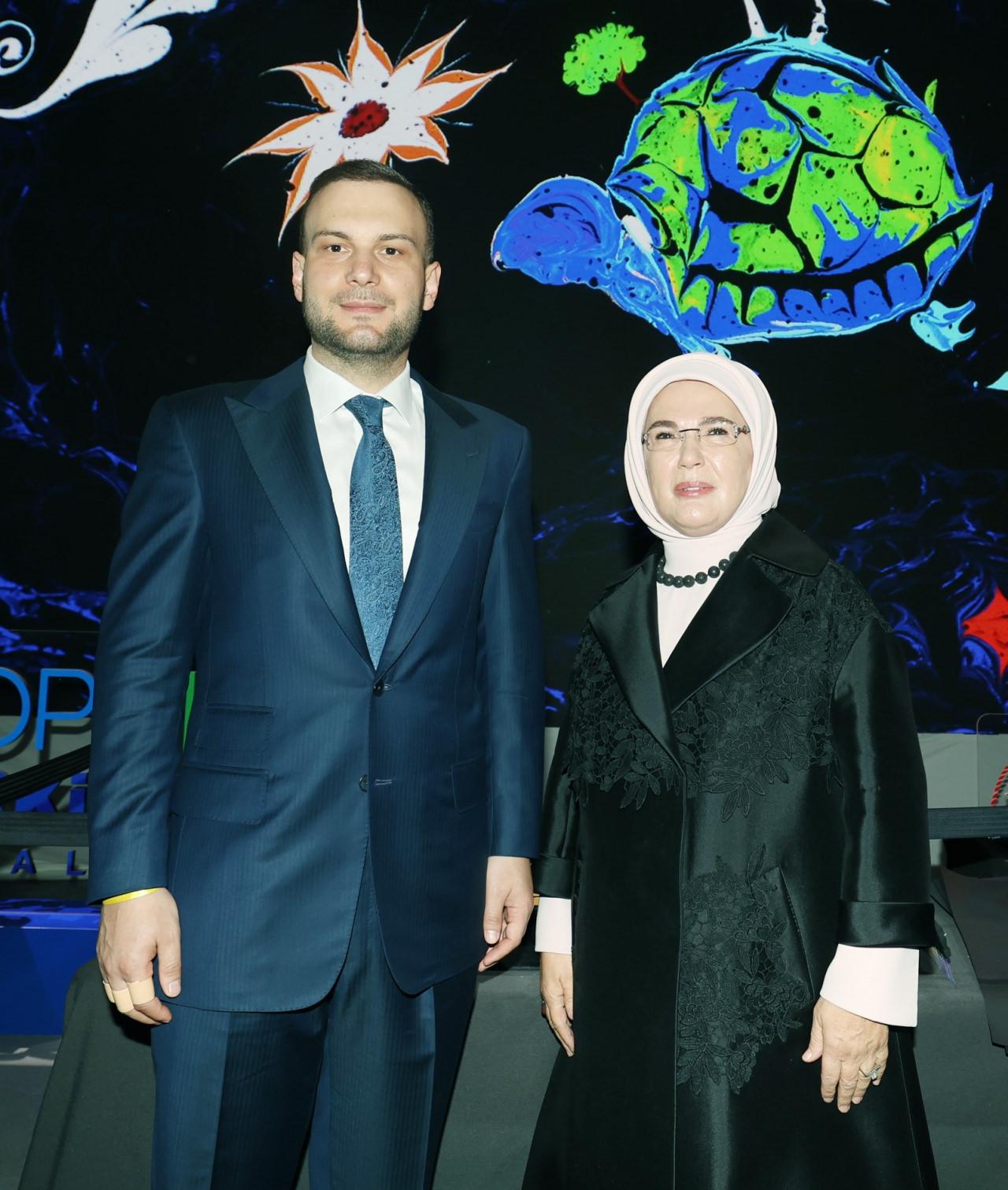 Cumhurbaşkanı Recep Tayyip Erdoğan'ın eşi, Birleşmiş Milletler (BM) Sıfır Atık Yüksek Düzeyli Şahsiyetler Danışma Kurulu Başkanı Emine Erdoğan, Çevre, Şehircilik ve İklim Değişikliği Bakanlığı ile Sıfır Atık Vakfının ana sponsorlar arasında yer aldığı New York İklim Haftası açılış etkinliğine katıldı. Etkinlikte, Sıfır Atık Vakfı Başkanı Samed Ağırbaş (solda) da yer aldı.