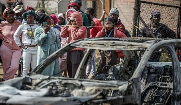 G&uuml;ney Afrika&rsquo;da peş peşe silahlı saldırılar: 27 &ouml;l&uuml;