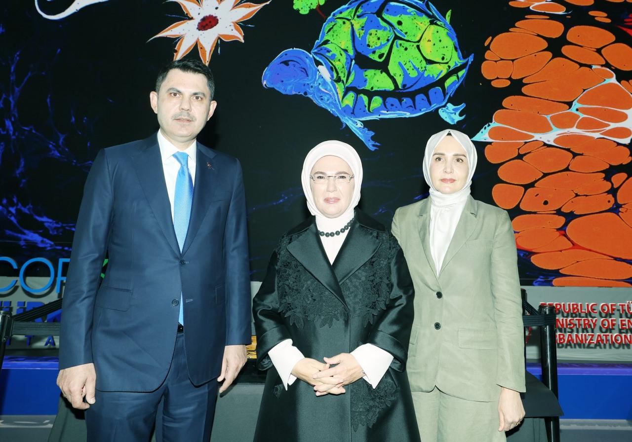 Cumhurbaşkanı Recep Tayyip Erdoğan'ın eşi, Birleşmiş Milletler (BM) Sıfır Atık Yüksek Düzeyli Şahsiyetler Danışma Kurulu Başkanı Emine Erdoğan, Çevre, Şehircilik ve İklim Değişikliği Bakanlığı ile Sıfır Atık Vakfının ana sponsorlar arasında yer aldığı New York İklim Haftası açılış etkinliğine katılarak, konuşma yaptı.